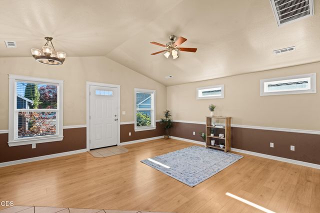 1118 Peachwood Court, Medford, OR 97501
