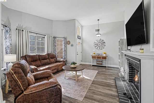 80 Mandeville Ct, Oakley, CA 94561