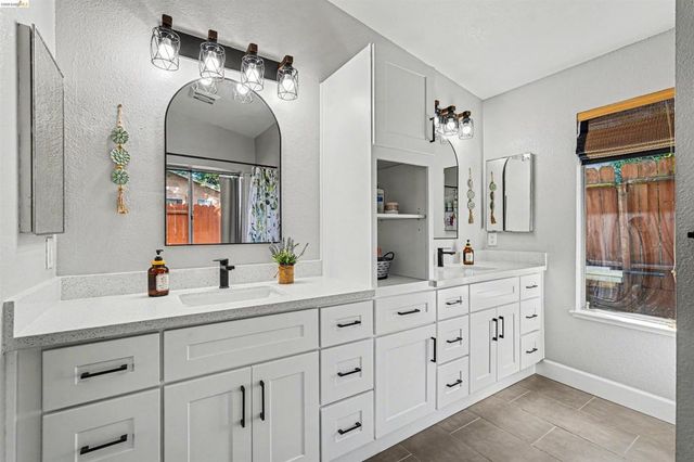 80 Mandeville Ct, Oakley, CA 94561