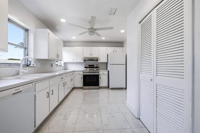 941 Crystal Lake Drive 207, Deerfield Beach, FL 33064