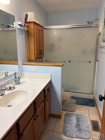 3431 NW 38th TER, Topeka, KS 66618
