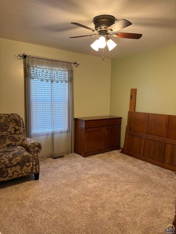 3431 NW 38th TER, Topeka, KS 66618
