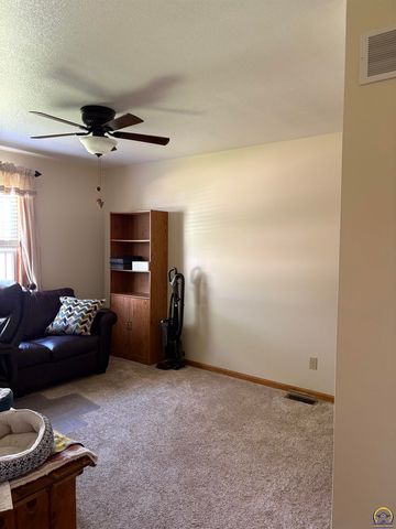 3431 NW 38th TER, Topeka, KS 66618