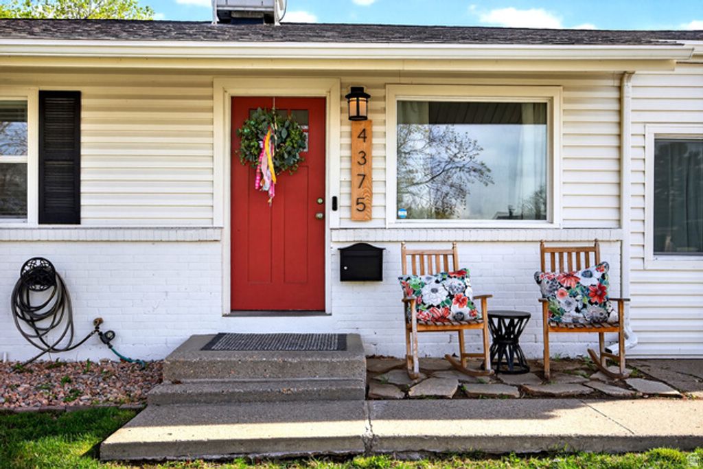 Image 4 of property listing at 4375 W 5135 S, Kearns, UT 84118