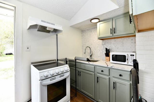 142 S 5th Avenue, Beech Grove, IN 46107