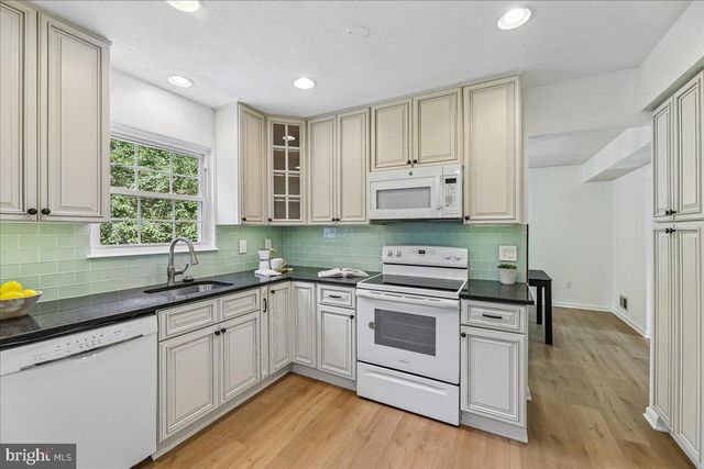 8746 COUNTRY LN, Manassas, VA 20110