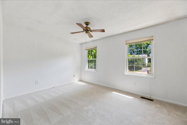 8746 COUNTRY LN, Manassas, VA 20110