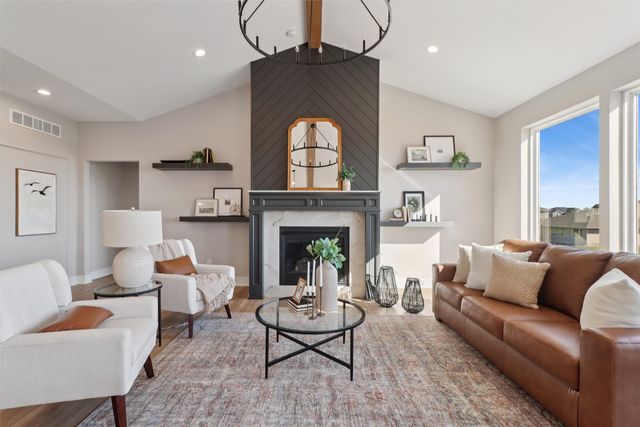 16628 Deerview Drive, Urbandale, IA 50323