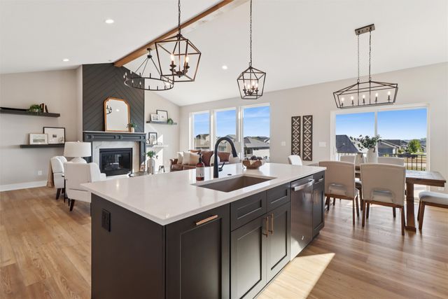 16628 Deerview Drive, Urbandale, IA 50323