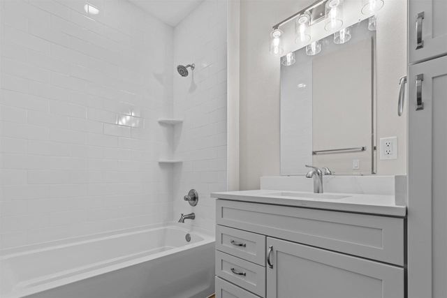 5611 N Vista Lane #5611, Janesville, WI 53548