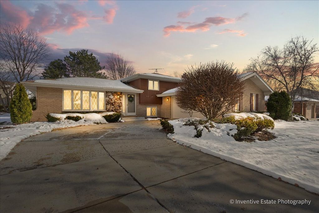 Image 1 of property listing at 8209 Middlebury Avenue, Woodridge, IL 60517