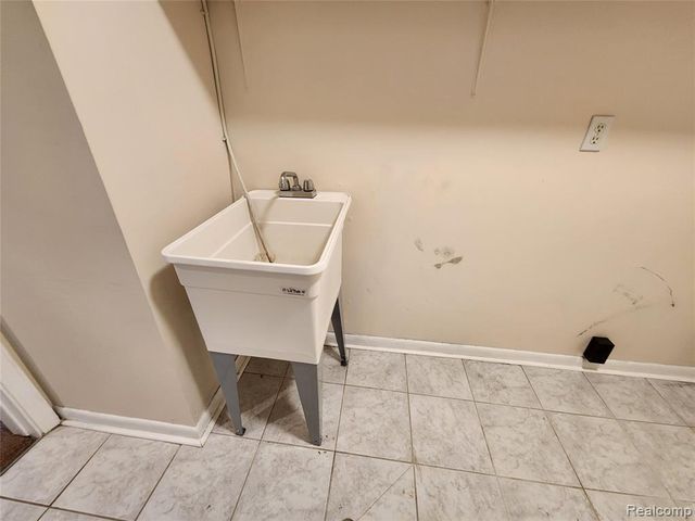 19400 W 11 Mile Road, Lathrup Village, MI 48076