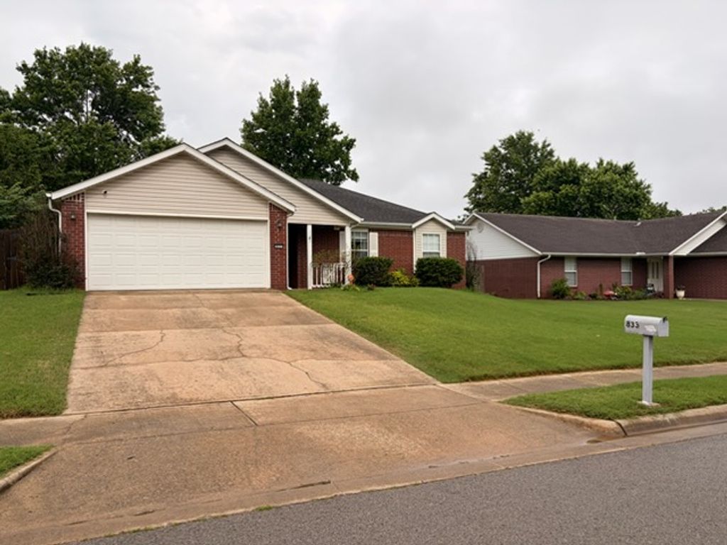 833 S Eastview Drive, Fayetteville, AR 72701