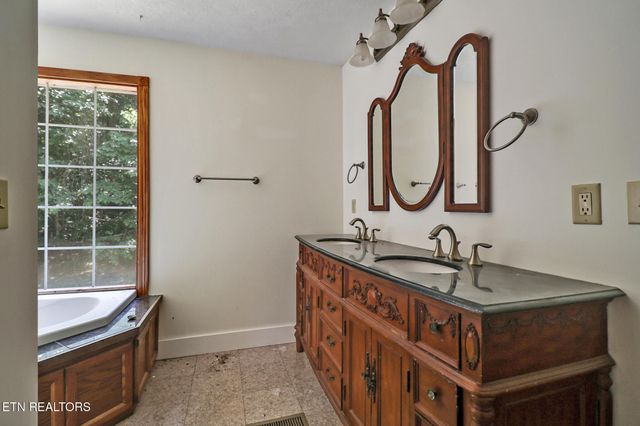 517 Big Sky Rd, Jamestown, TN 38556