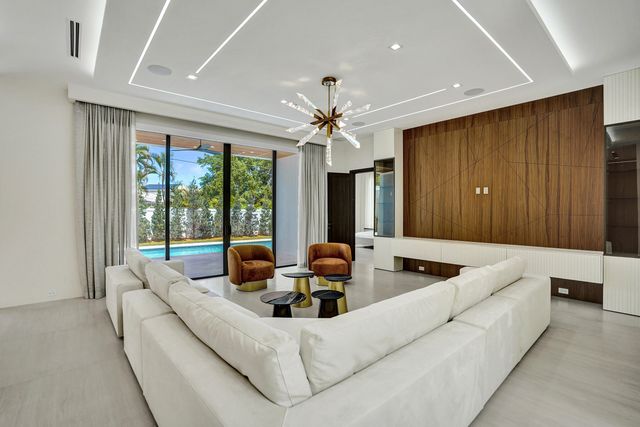 365 NE 3rd Street, Boca Raton, FL 33432