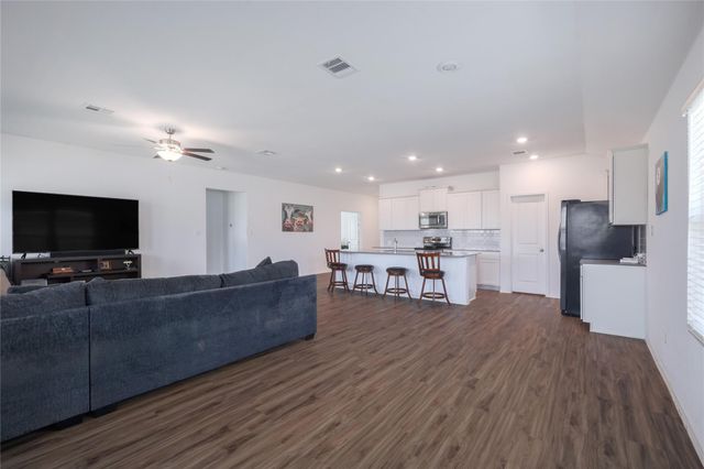 108 Red Buckeye ST, Hutto, TX 78634