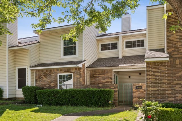 724 Creekwood Court, Lewisville, TX 75067