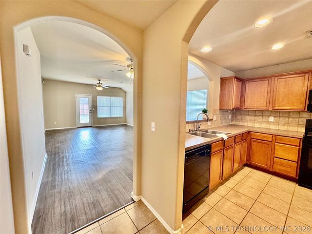 10724 N 146th East Avenue, Owasso, OK 74055