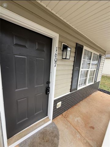 1607 Hallmark Hills Drive, Griffin, GA 30223