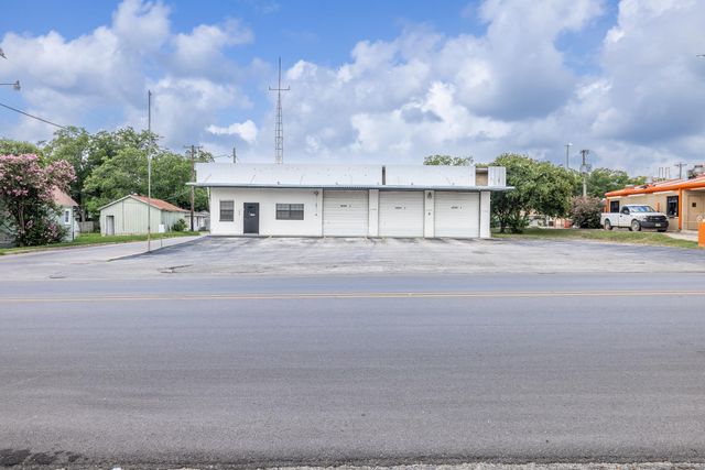 1703 N Saint Joseph ST, Gonzales, TX 78629