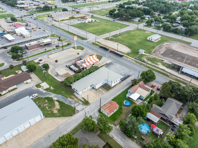 1703 N Saint Joseph ST, Gonzales, TX 78629