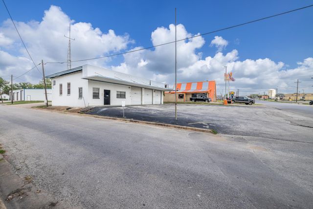 1703 N Saint Joseph ST, Gonzales, TX 78629