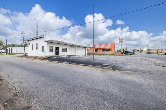 1703 N Saint Joseph ST, Gonzales, TX 78629