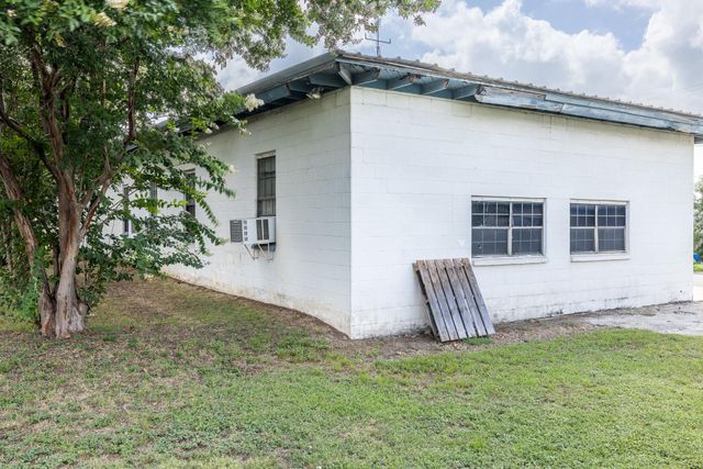 1703 N Saint Joseph ST, Gonzales, TX 78629