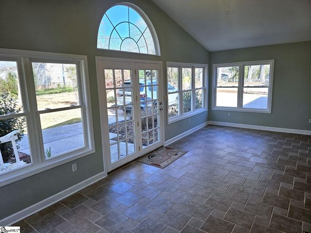 14 Fernwood Drive, Taylors, SC 29687