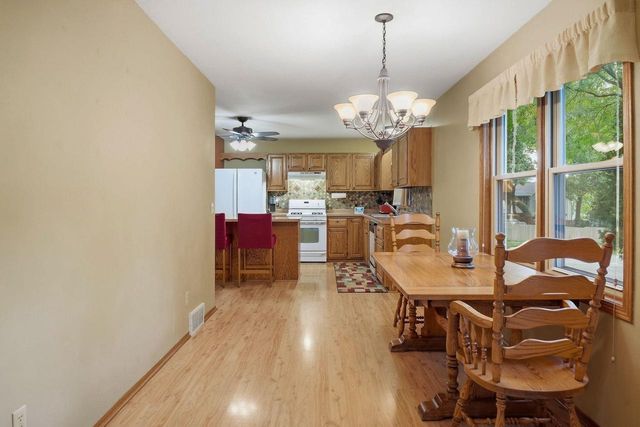 2 Cottonwood Circle, Madison, WI 53704