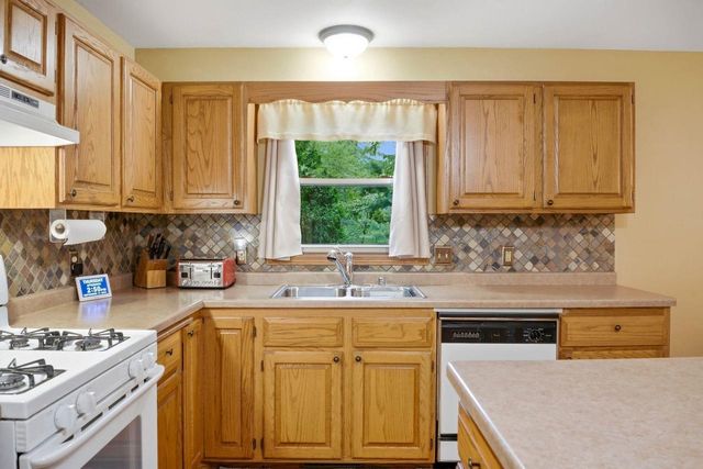 2 Cottonwood Circle, Madison, WI 53704