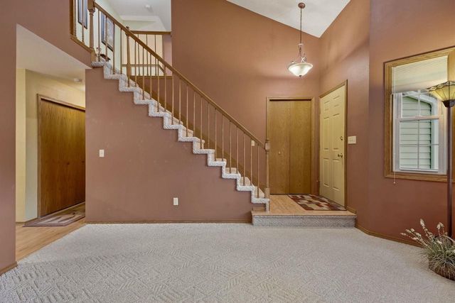 2 Cottonwood Circle, Madison, WI 53704