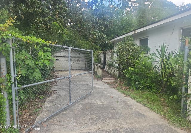 2124 LAKE WEIR Avenue, Jacksonville, FL 32210