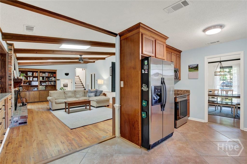 Image 14 of property listing at 157 Hampshire Road, Savannah, GA 31410