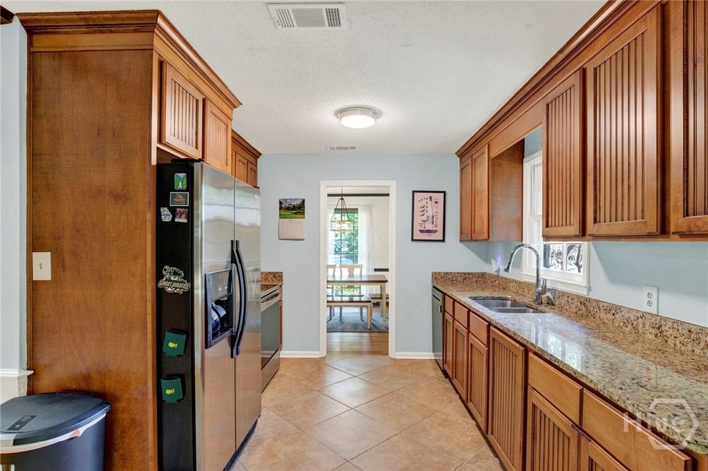 Image 16 of property listing at 157 Hampshire Road, Savannah, GA 31410