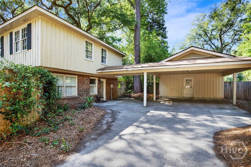 Image 2 of property listing at 157 Hampshire Road, Savannah, GA 31410
