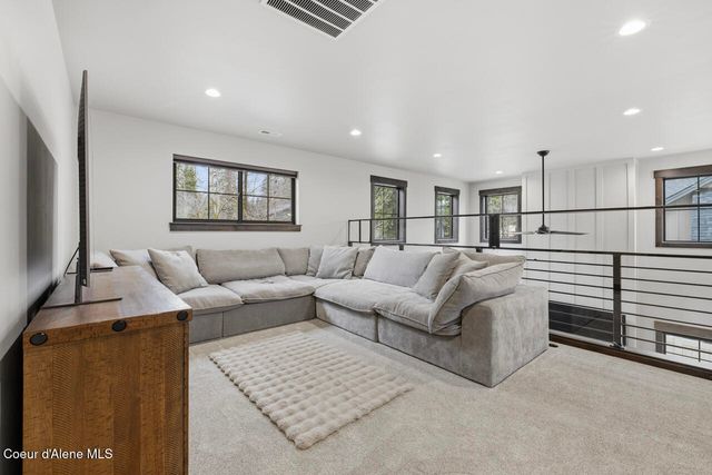 11925 N Rocking R RD, Hayden, ID 83835