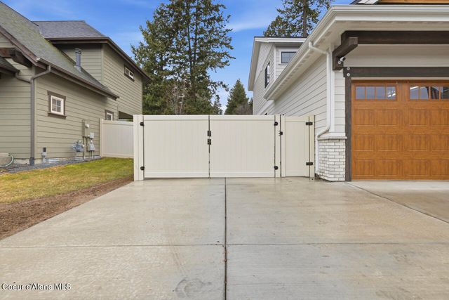 11925 N Rocking R RD, Hayden, ID 83835