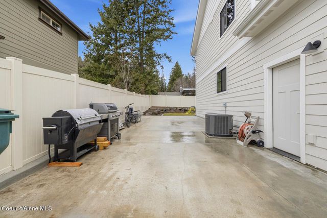 11925 N Rocking R RD, Hayden, ID 83835