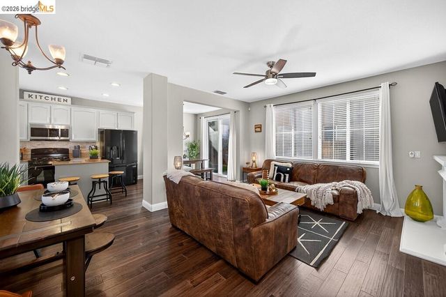 390 Caravaggio CIR, Sacramento, CA 95835