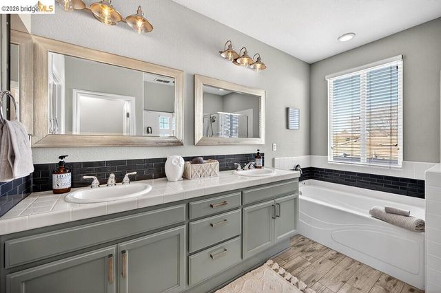 390 Caravaggio CIR, Sacramento, CA 95835