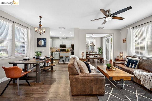 390 Caravaggio CIR, Sacramento, CA 95835