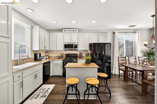 390 Caravaggio CIR, Sacramento, CA 95835