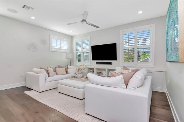 536 4TH AVENUE S 2, St Petersburg, FL 33701