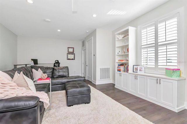 536 4TH AVENUE S 2, St Petersburg, FL 33701