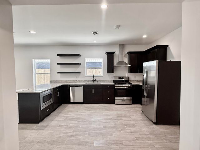 874 W Orange Avenue, Defuniak Springs, FL 32435