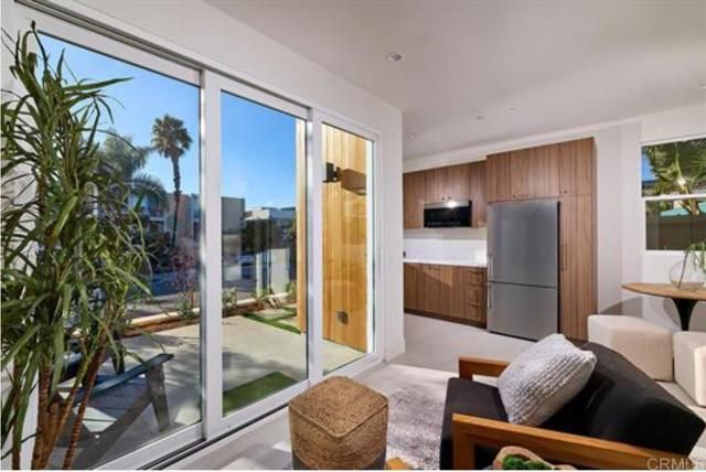 3905 Haines, San Diego, CA 92109