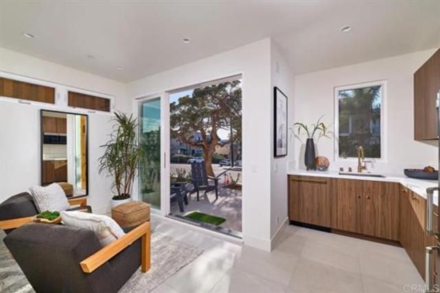 3905 Haines, San Diego, CA 92109