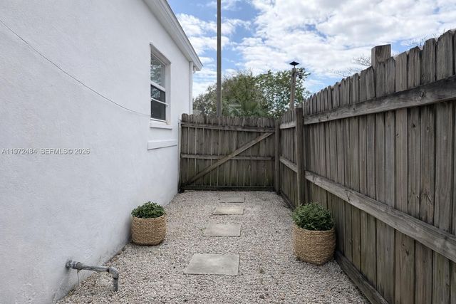 911 NW 57th St 911, Miami, FL 33127