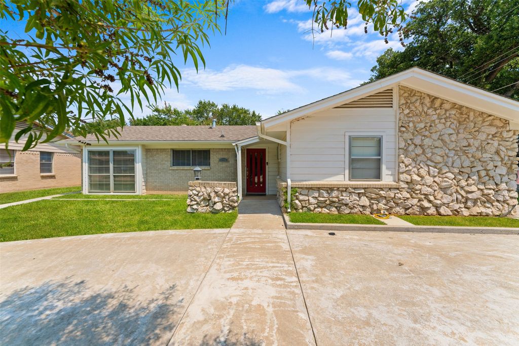 1054 Shadow Wood Lane, Lewisville, TX 75067